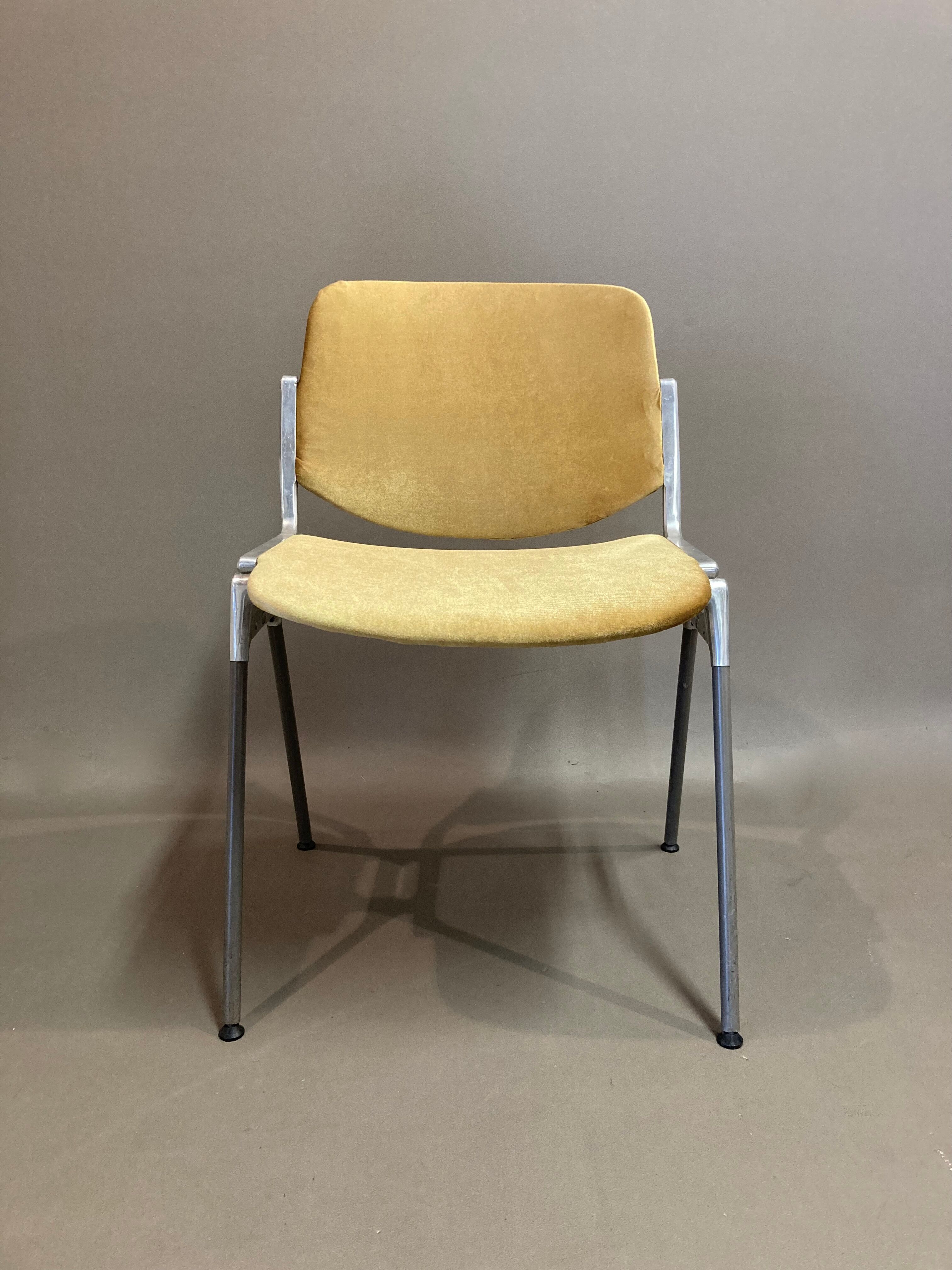 Suite of 4 chairs by Giancarlo Piretti