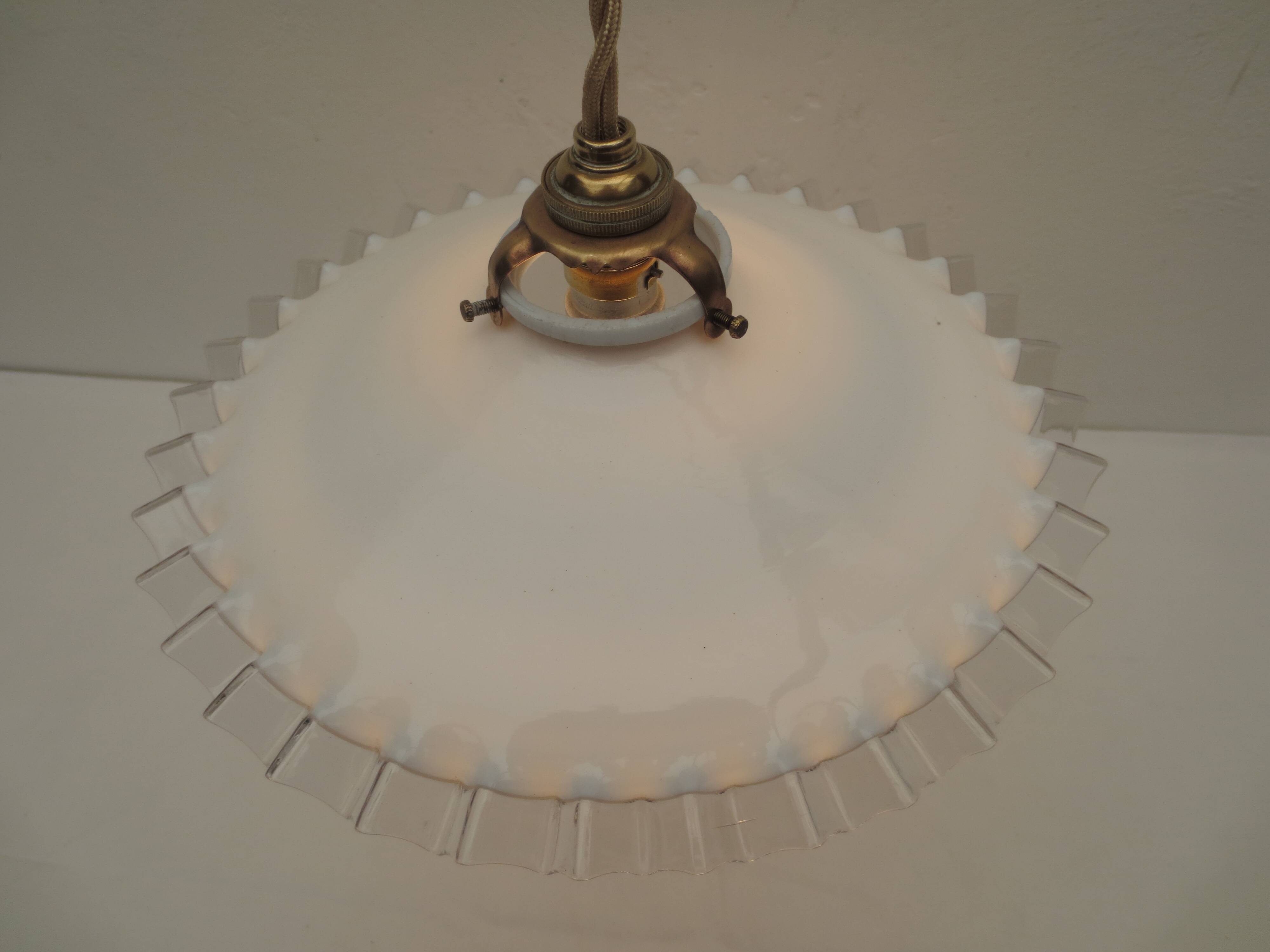 Old suspension, said rises and falls with serrated white opaline