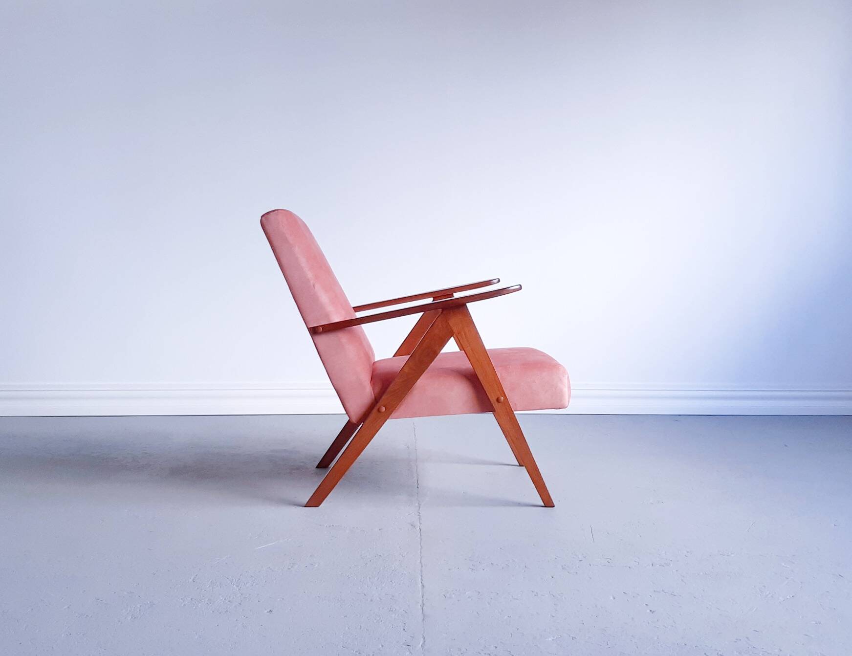 Mid Century Easy Chair Model B 310 Var in Coral Velvet