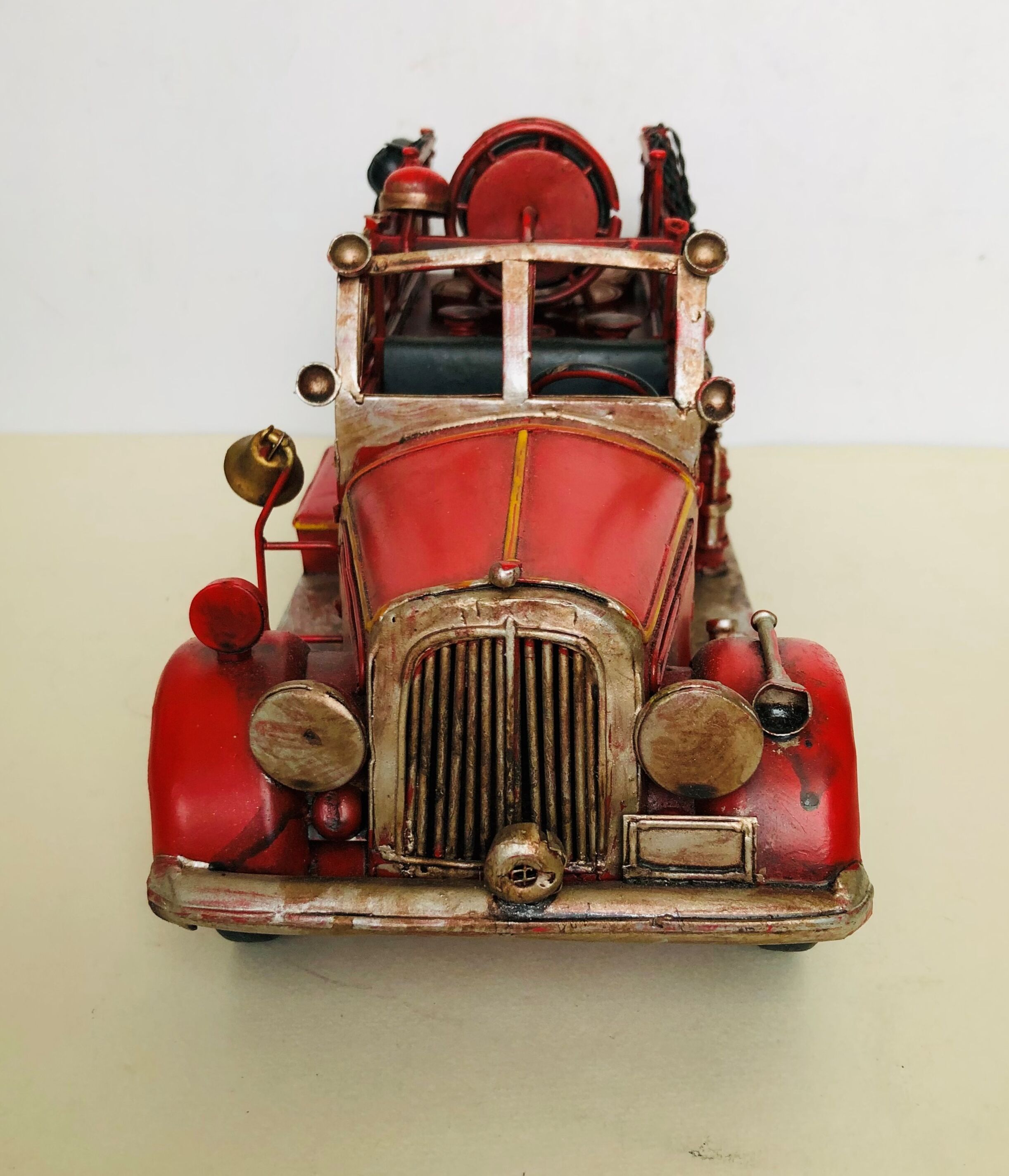 Camion de pompiers en tôle peinte