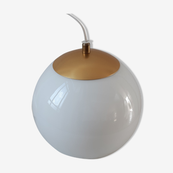 Suspension boule globe en opaline blanc et doré années 60-70