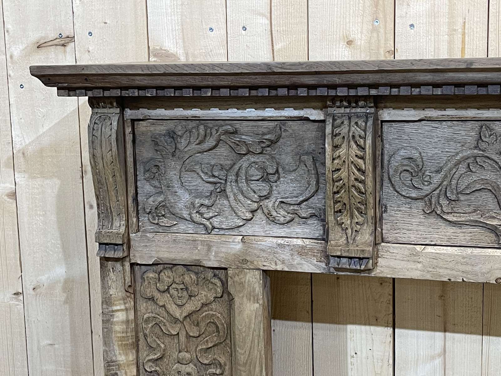Manteau de cheminée en chêne et châtaignier du XIXème