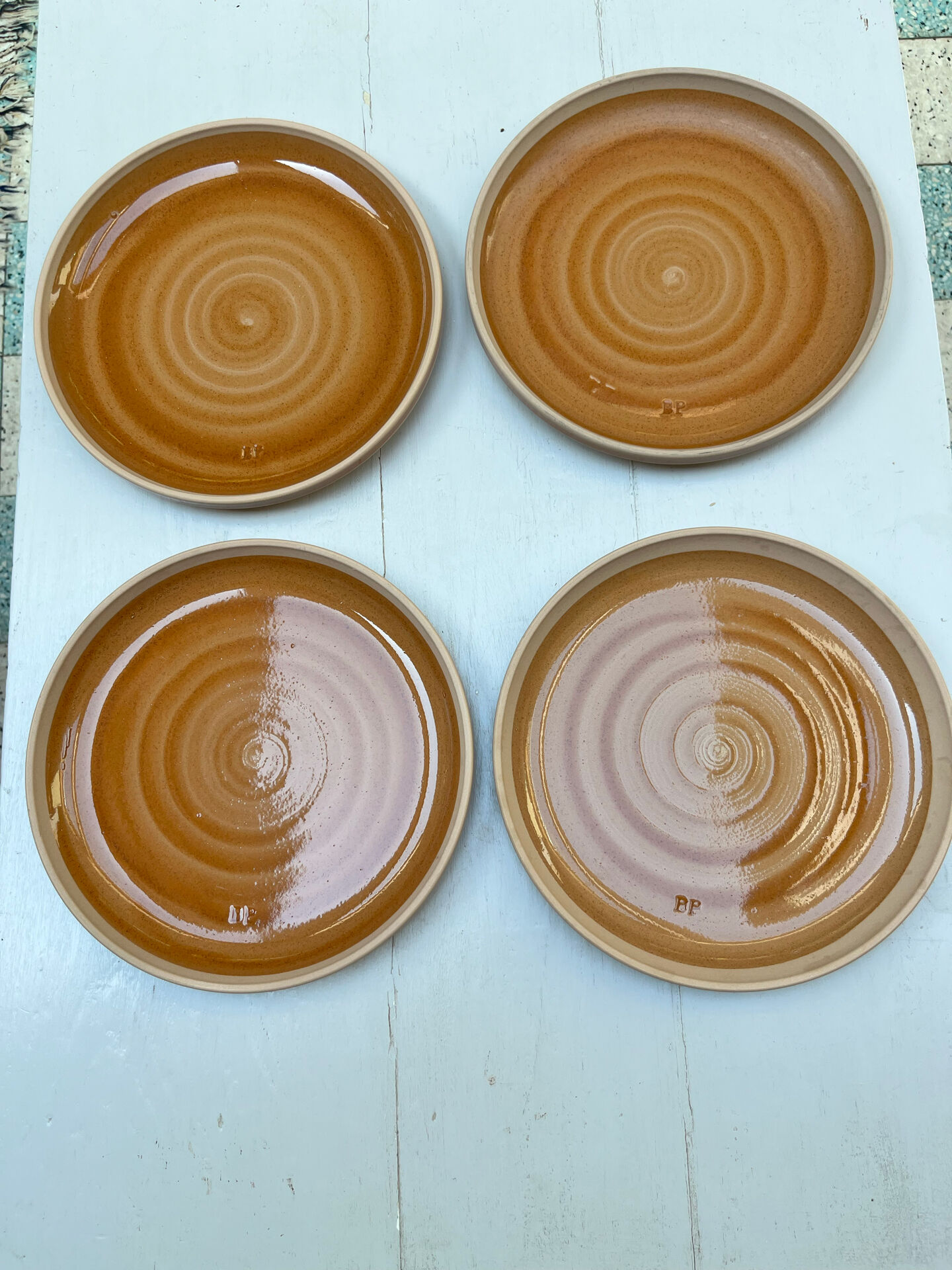 4 flat plates in stoneware