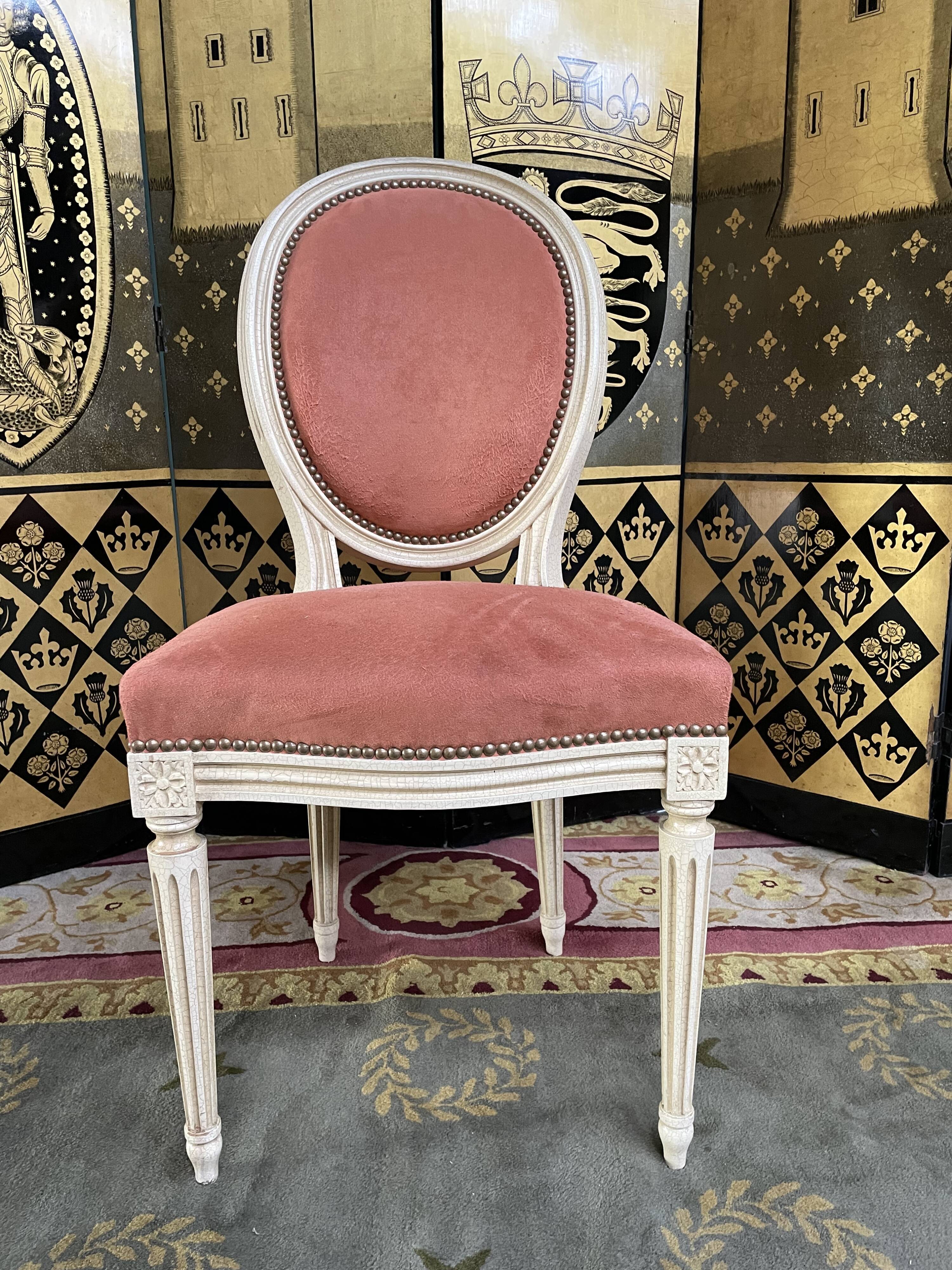 Suite de 4 chaises style Louis XVI médaillon