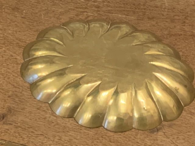 Empty small flat pocket in chiseled brass vintage floral pattern