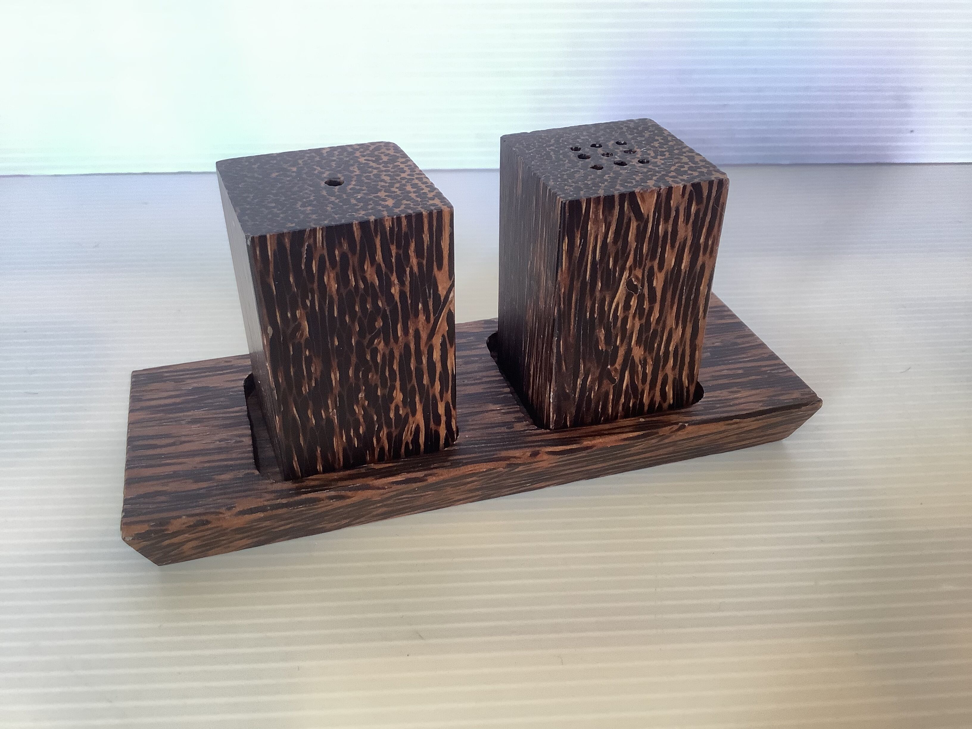 Salière et poivrier sel et poivre en bois