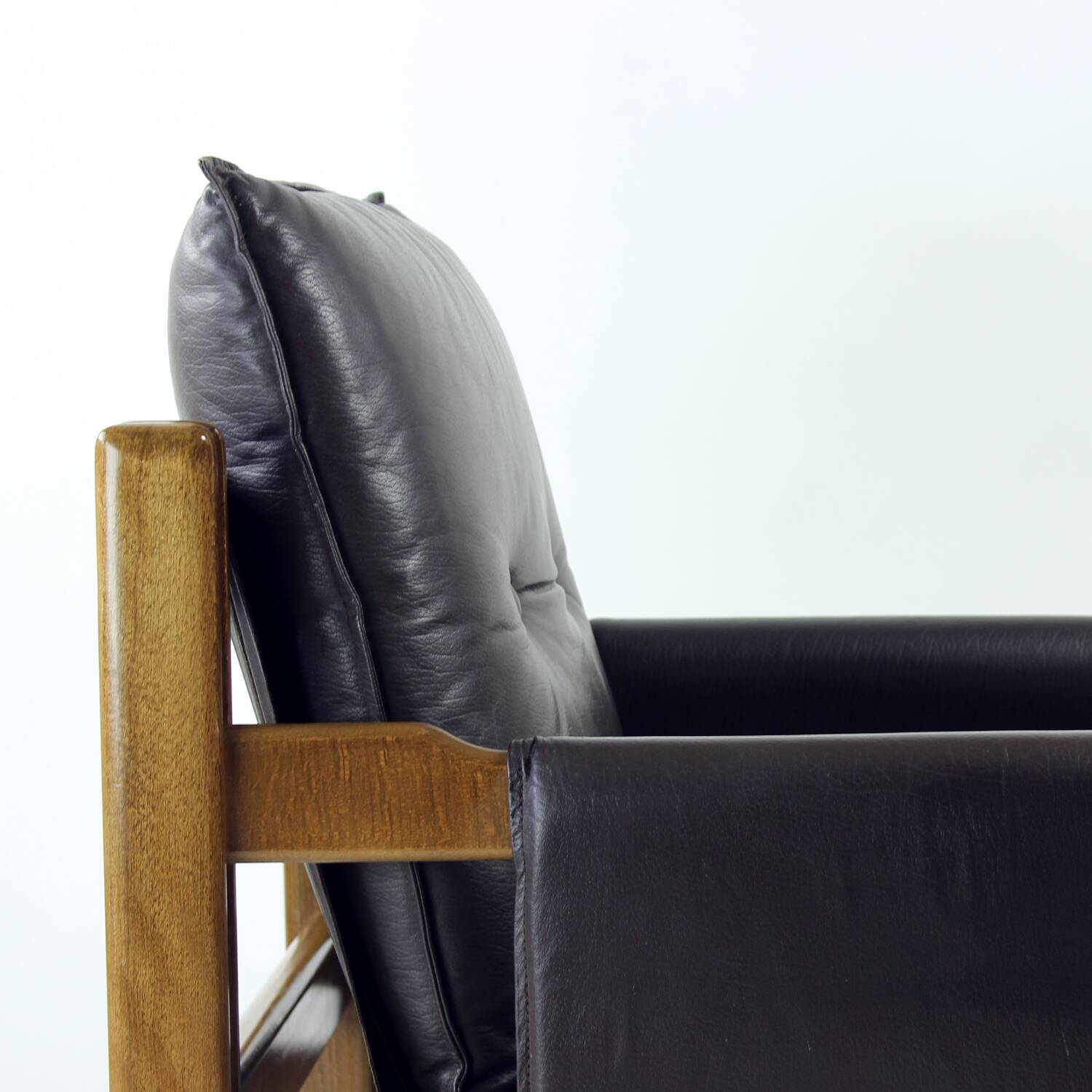 Lot de 2 chaises longues en cuir marron et noyer par Ton, Tchécoslovaquie