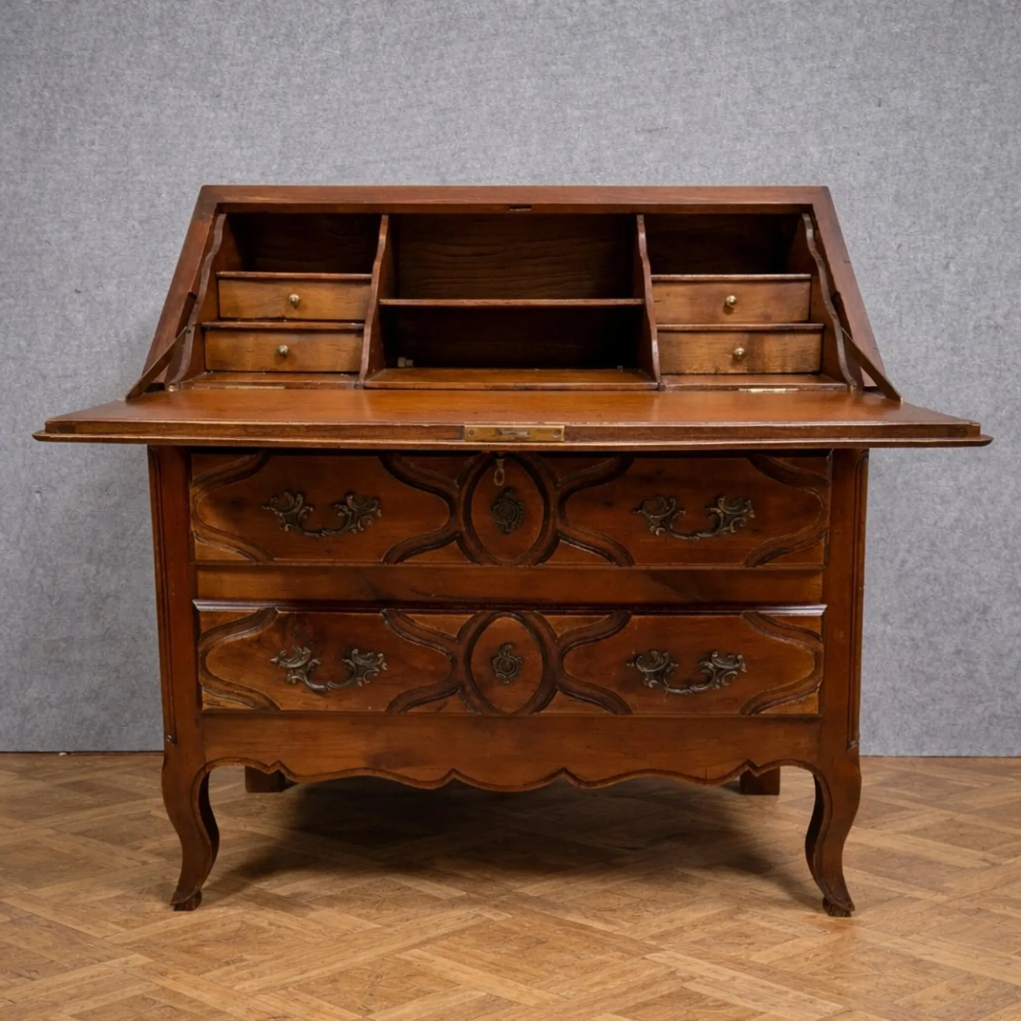Commode Scriban ancien en bois massif – Style Louis XV