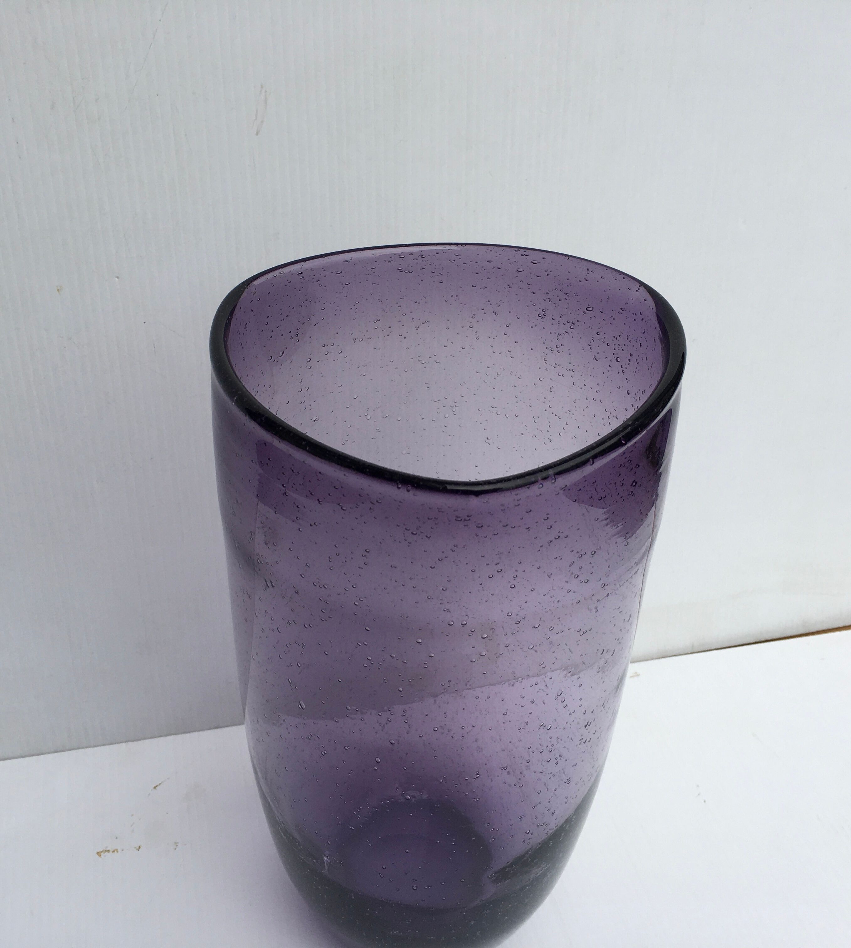 Vase en verre bullé soufflé violet