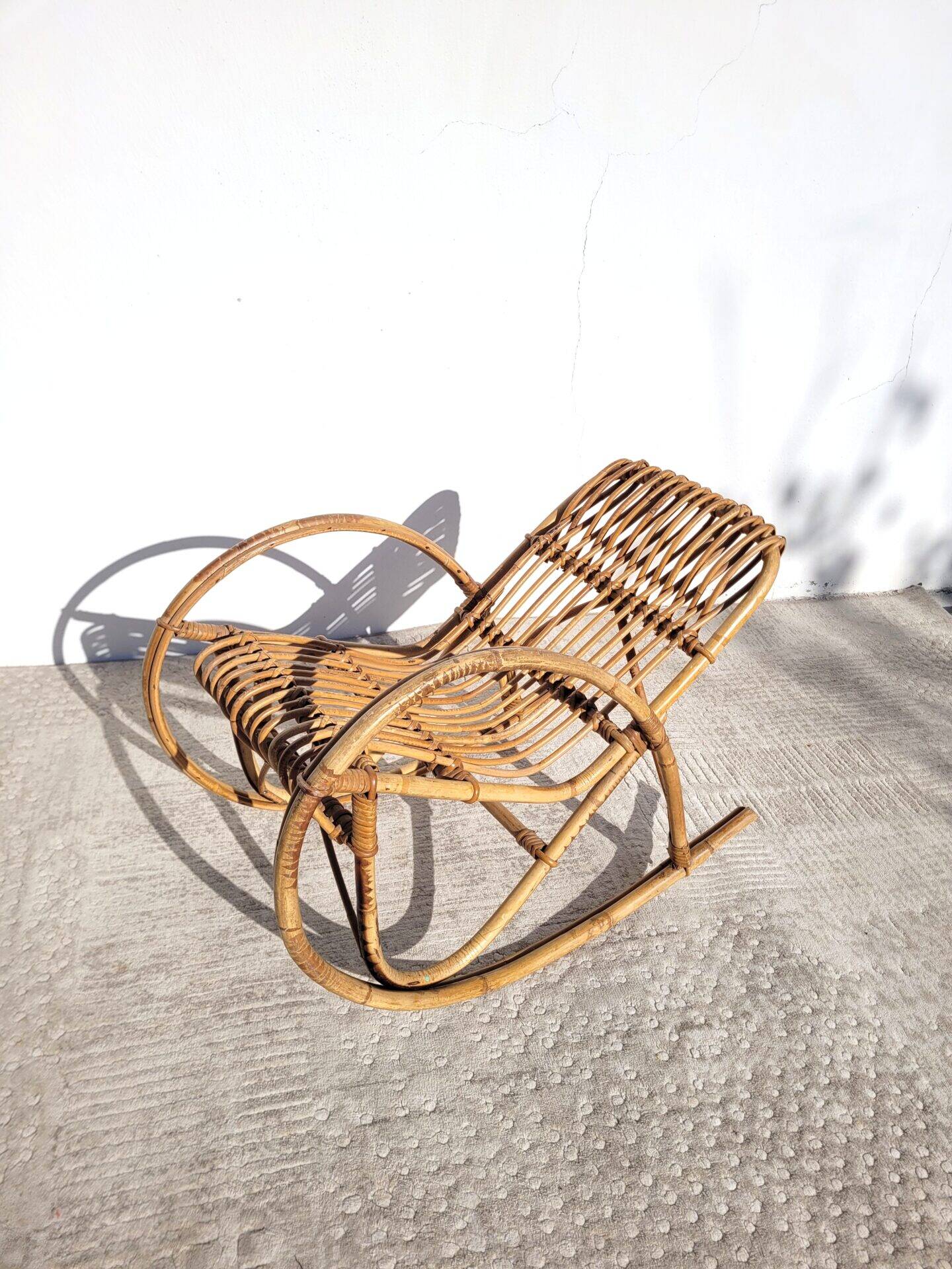 Fauteuil enfant à bascule en rotin 1960