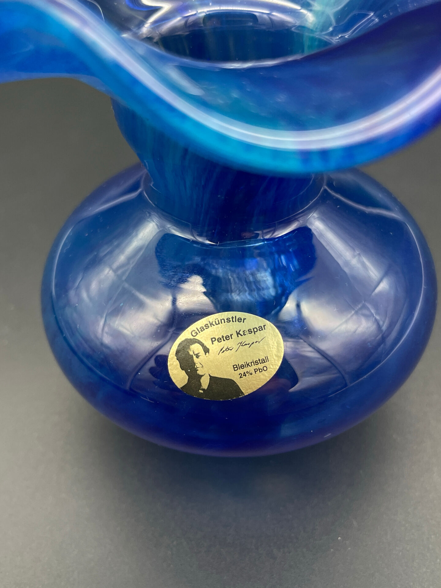 Vase Peter Kaspar en cristal bleu 24 % PbO à bord ondulé