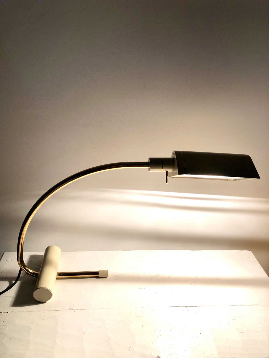 Vintage Italy brass articulated desk lamp.