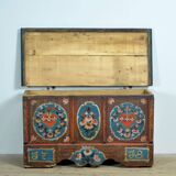 Coffre de mariage d'art populaire, daté de 1718