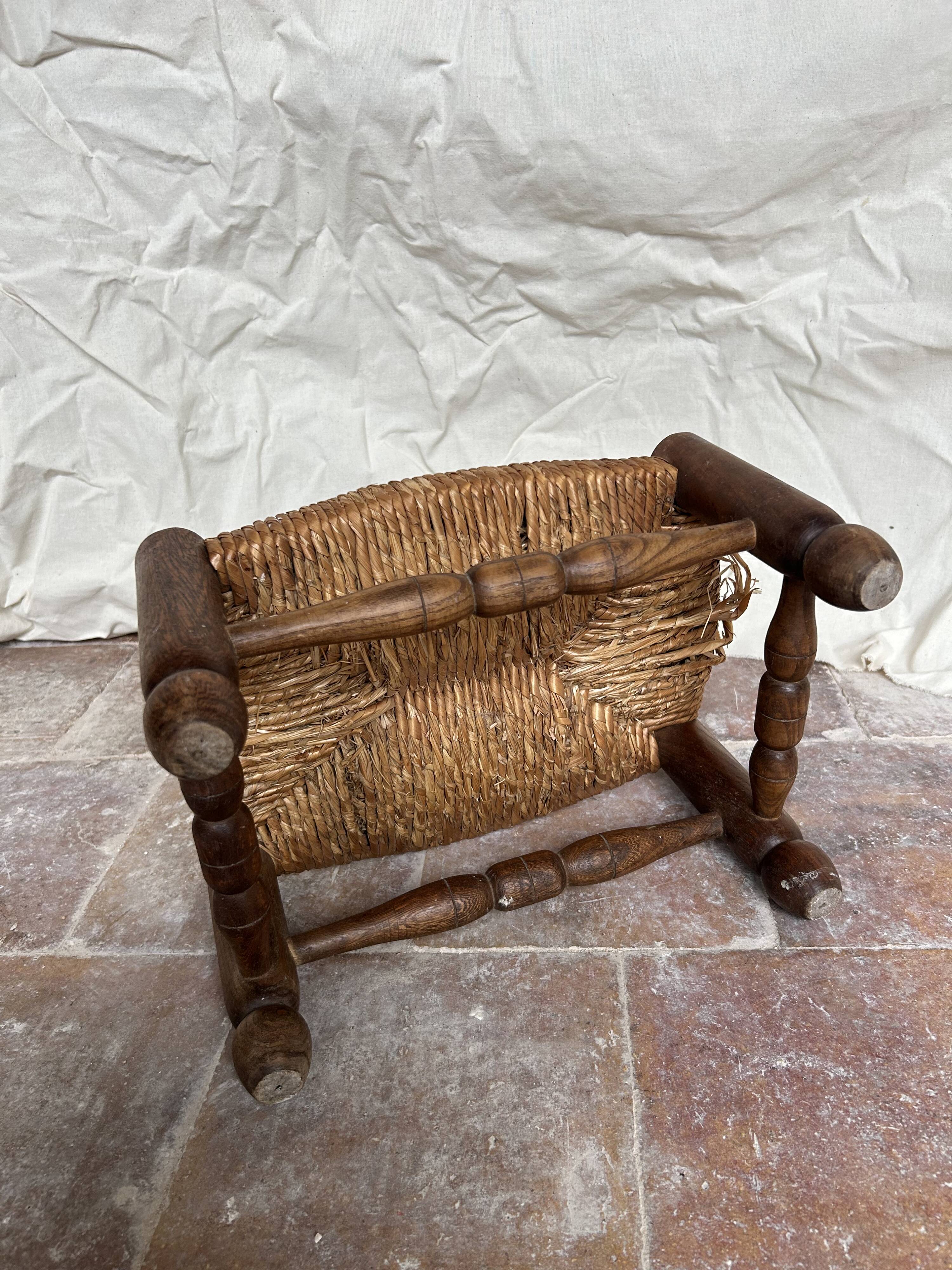 Rustic footrest made of wood and straw