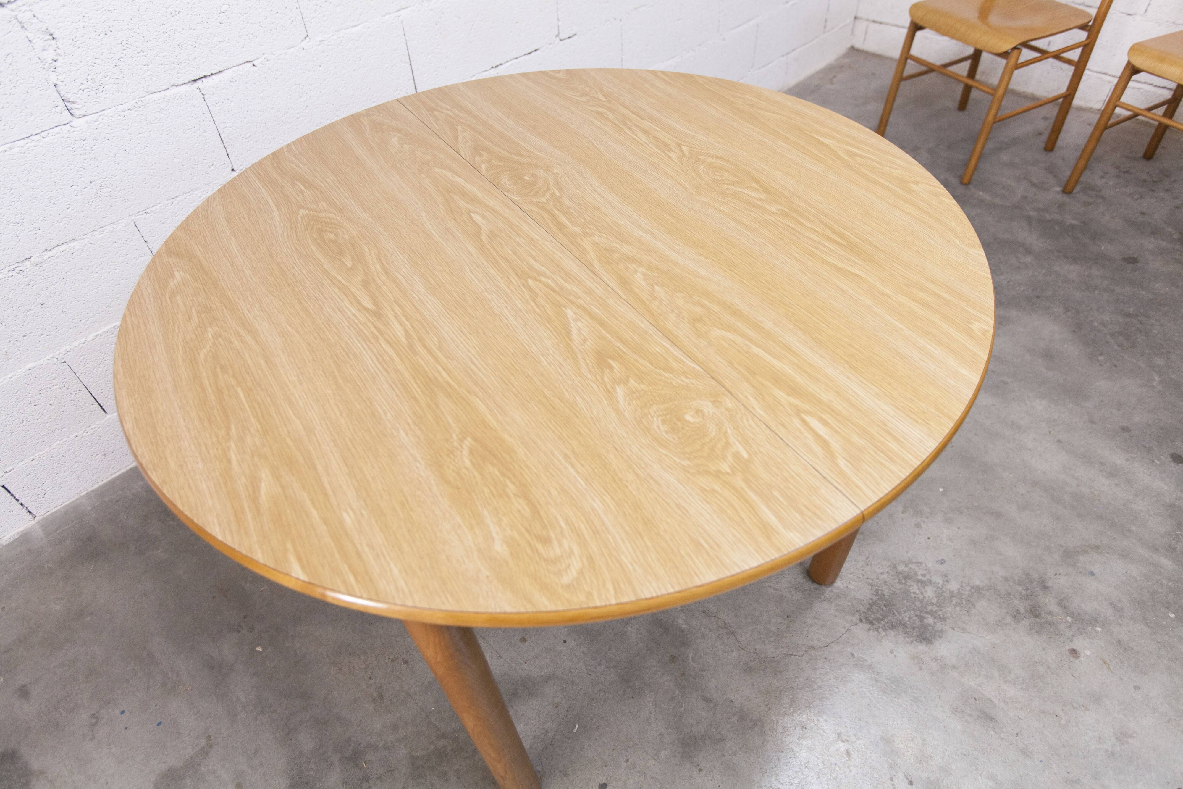 Danish ensemble transformable table 114 cm / 154 + 4 modernist chairs from the 1970s.