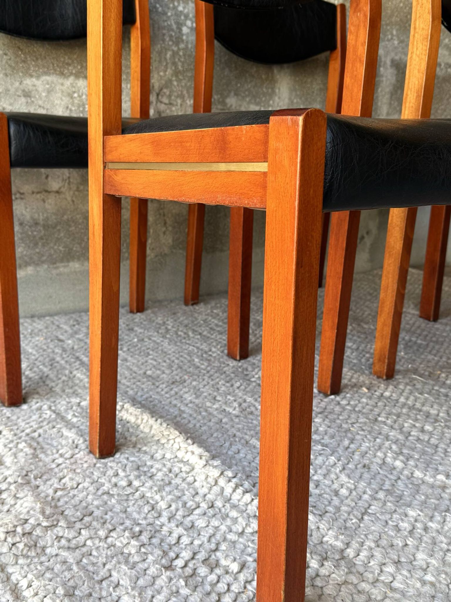 Chaises scandinave vintage en teck et simili cuir noir (x4)