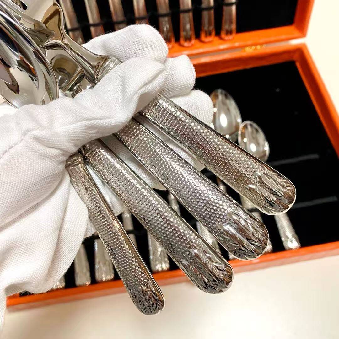 Set de couverts en cuir d'hermès à motif serpent – Sur mesure