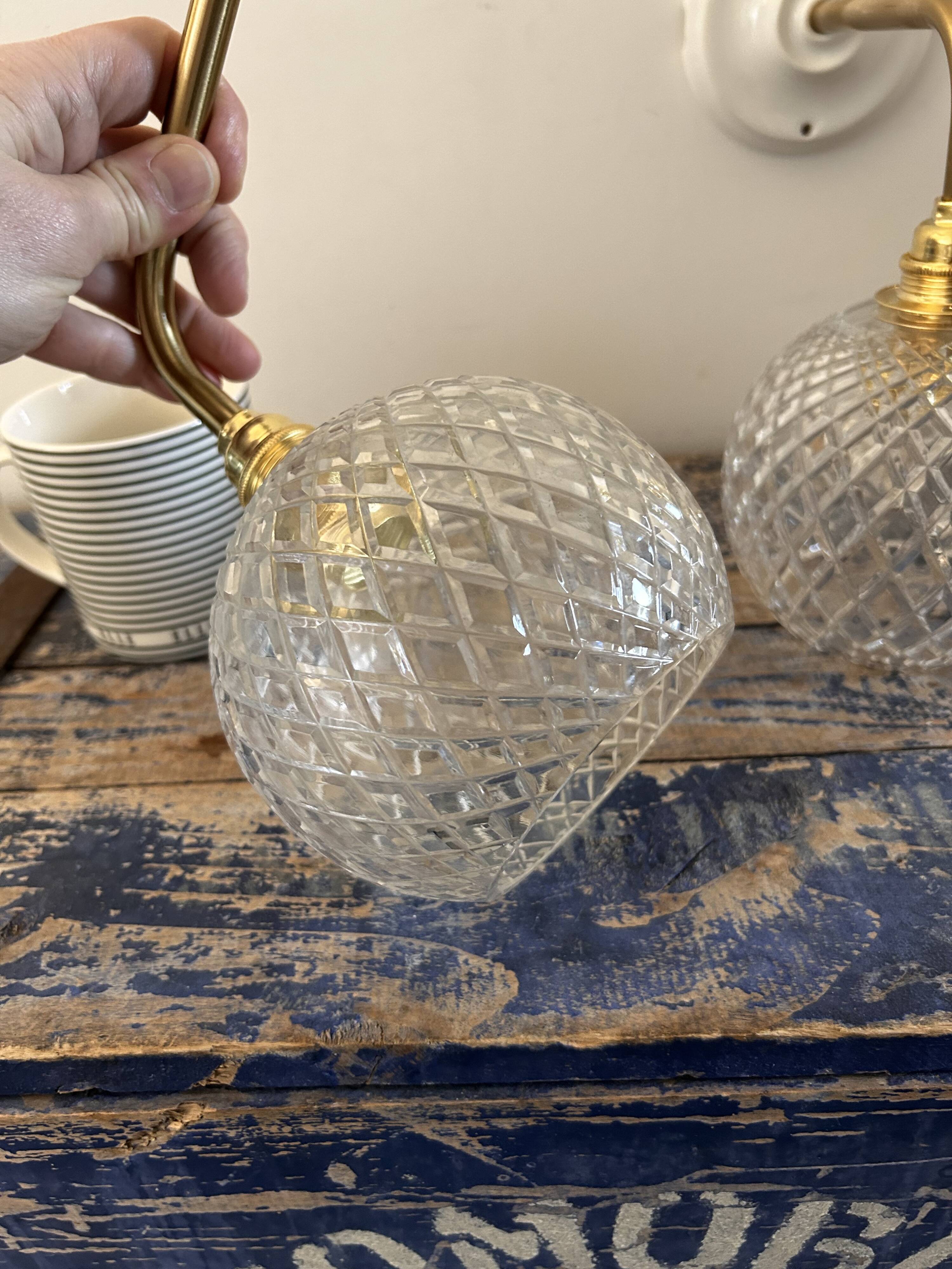 Paire d’appliques en verre ciselé