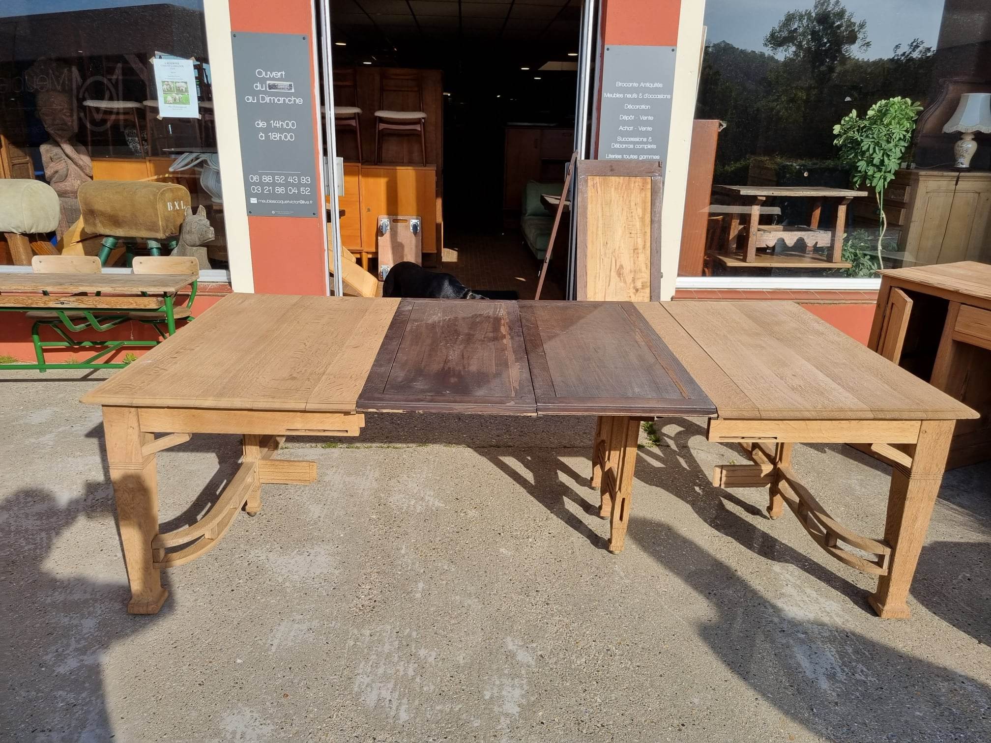 Extendable oak table