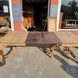 Extendable oak table