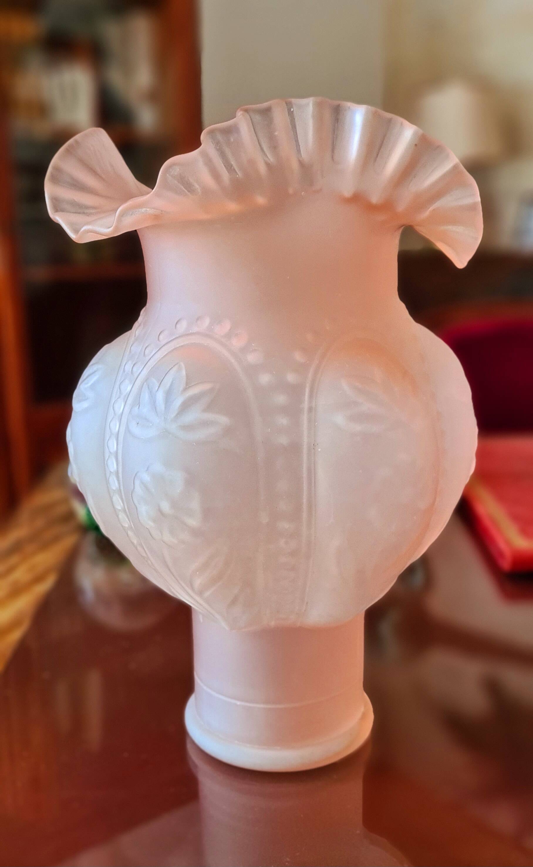 Large Art Deco vase with lace collar