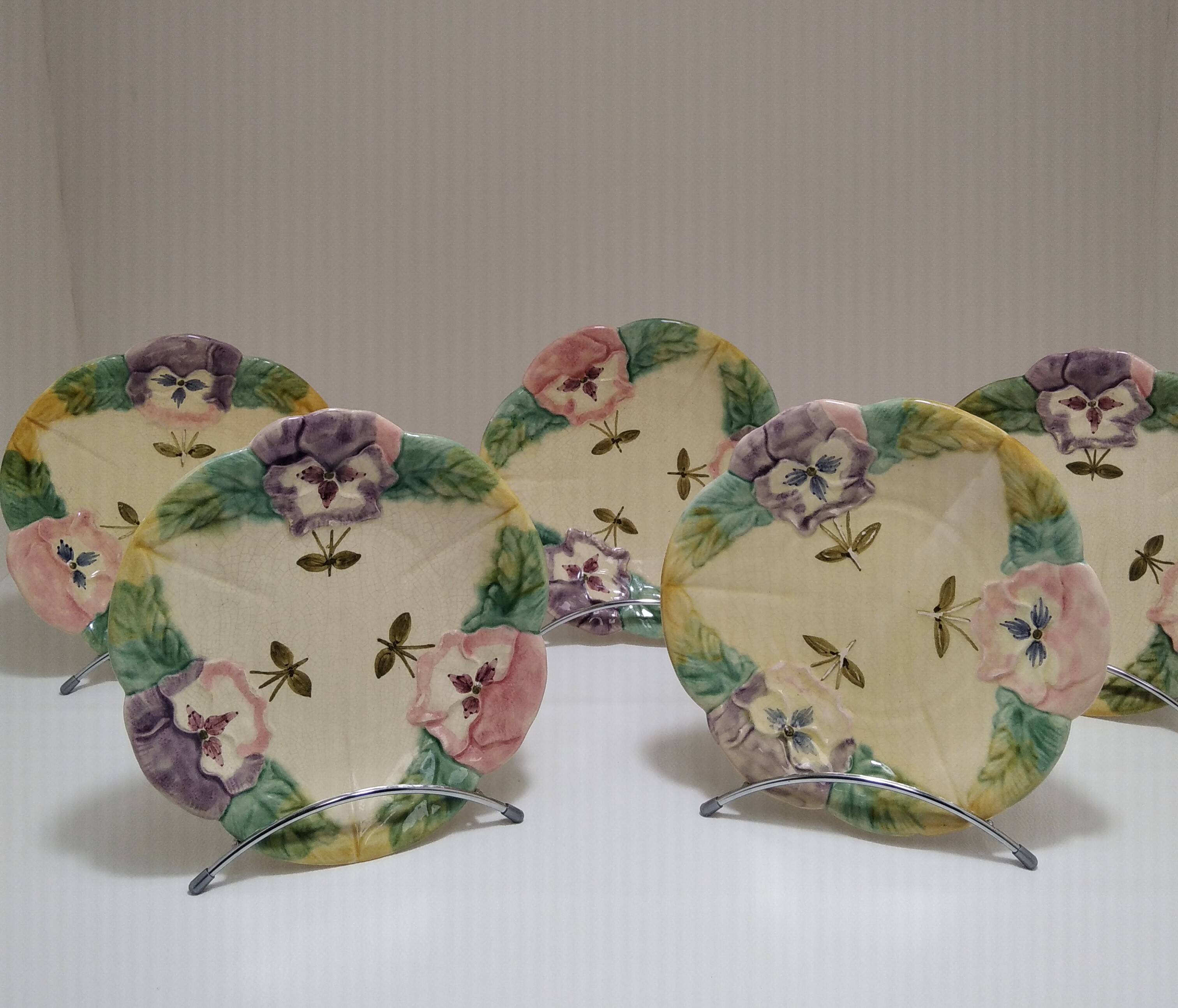 5 plates in hand-painted “faience d’art” slip