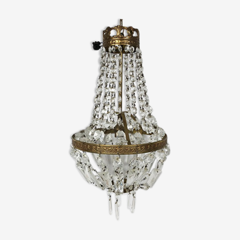 Small hot air balloon chandelier with grapevines