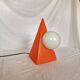 Lampe pyramide céramique, sphère en opaline, postmoderne, 1970.