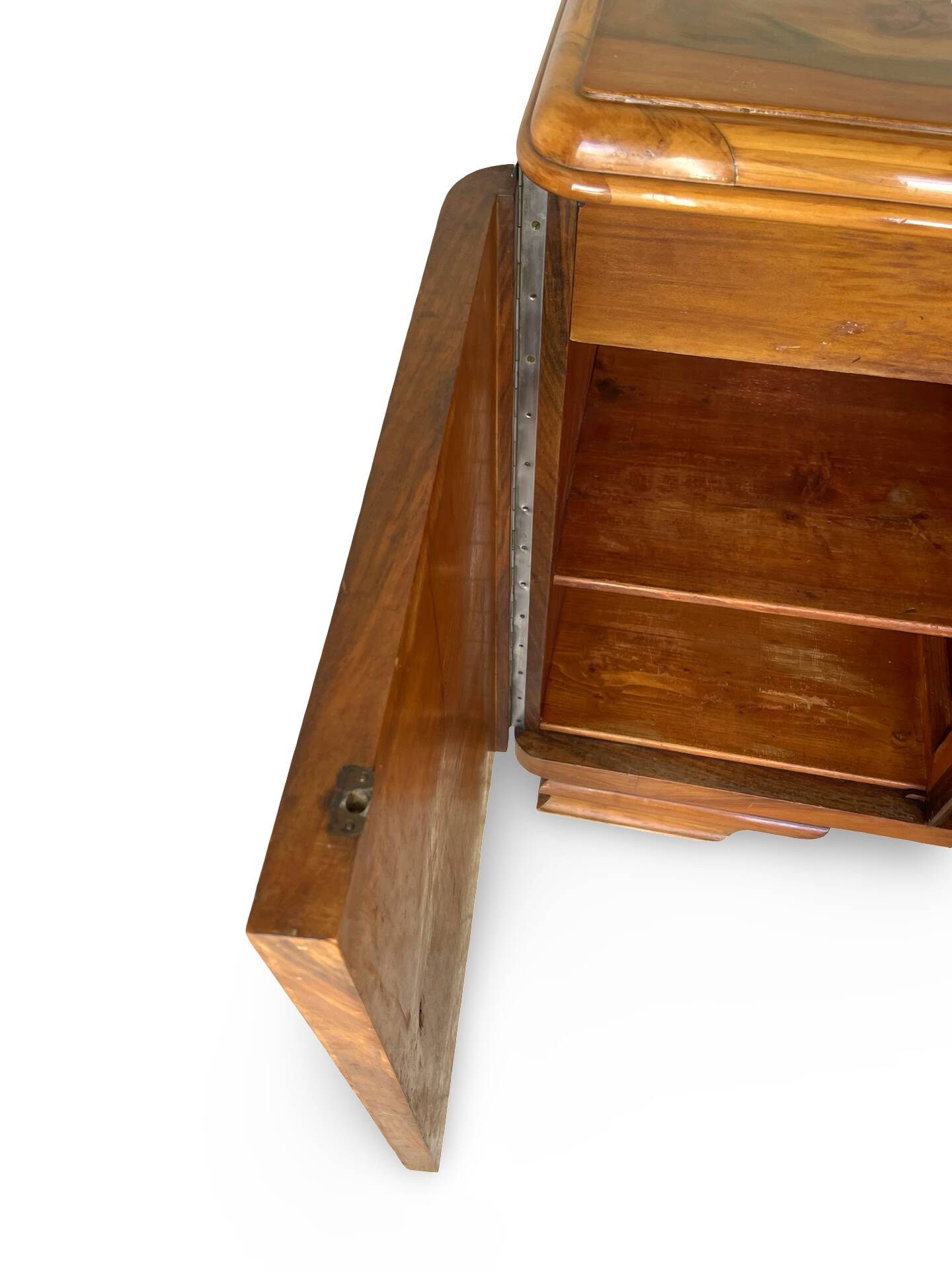 Italian Art deco burl walnut sideboard, of great quality.