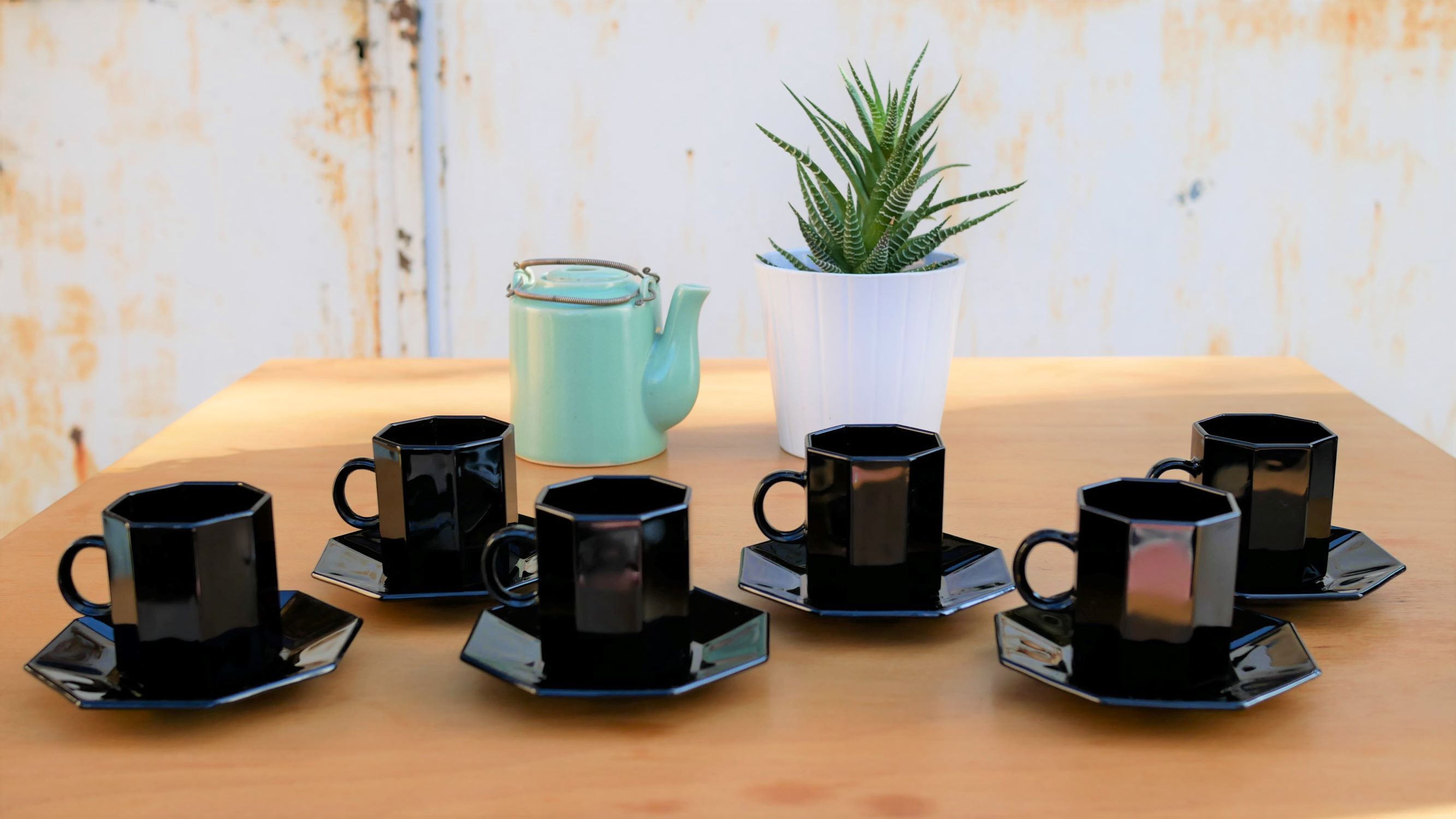 Set of 6 cups and under black vintage cups