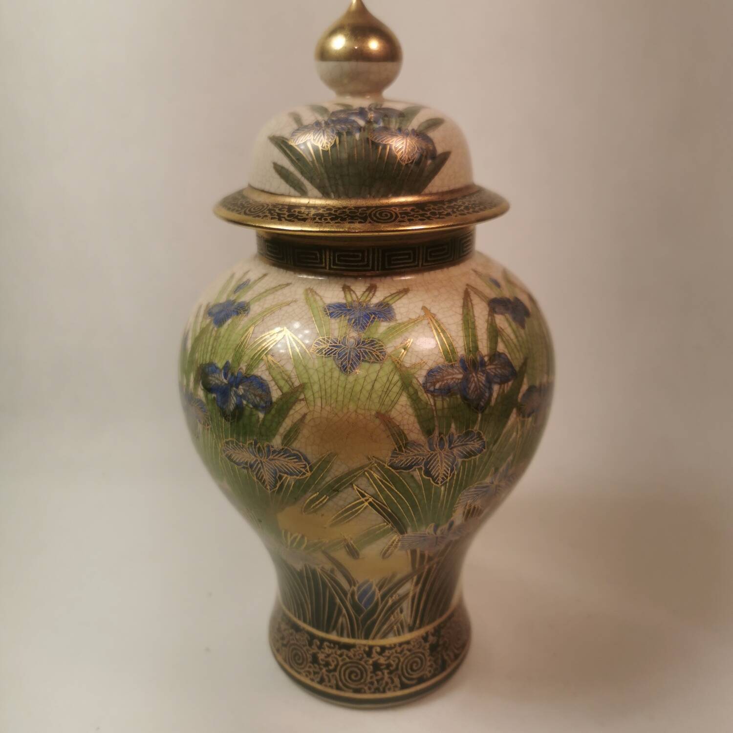 Superb Ginger Pot Vase in Japanese Porcelain Satsuma Family Shimazu Golden Iris Patterns
