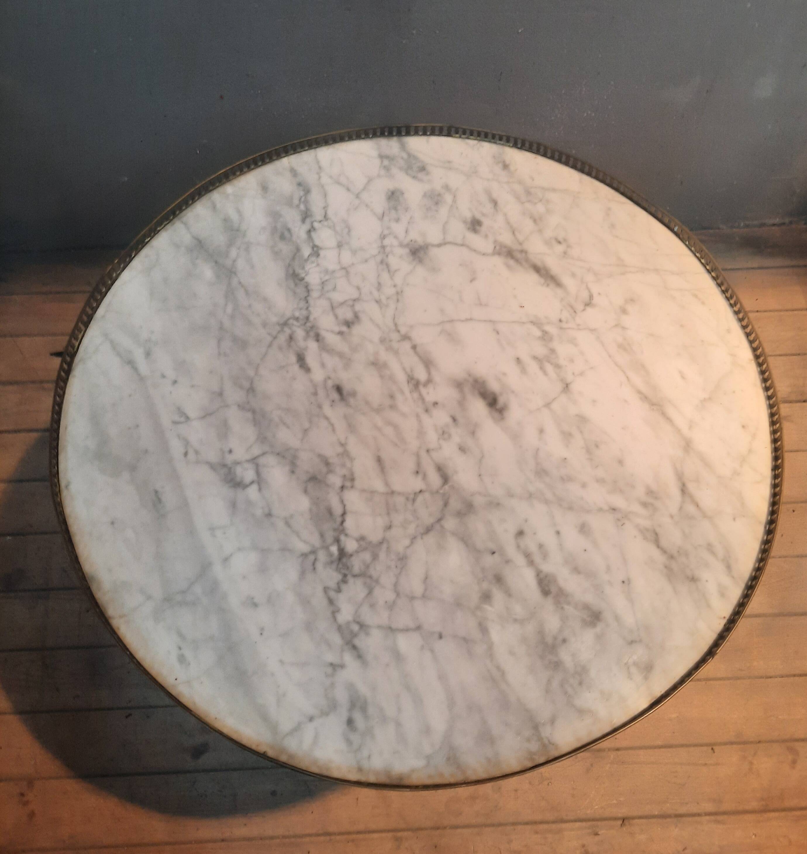 Gueridon circulaire dessu marbre blanc