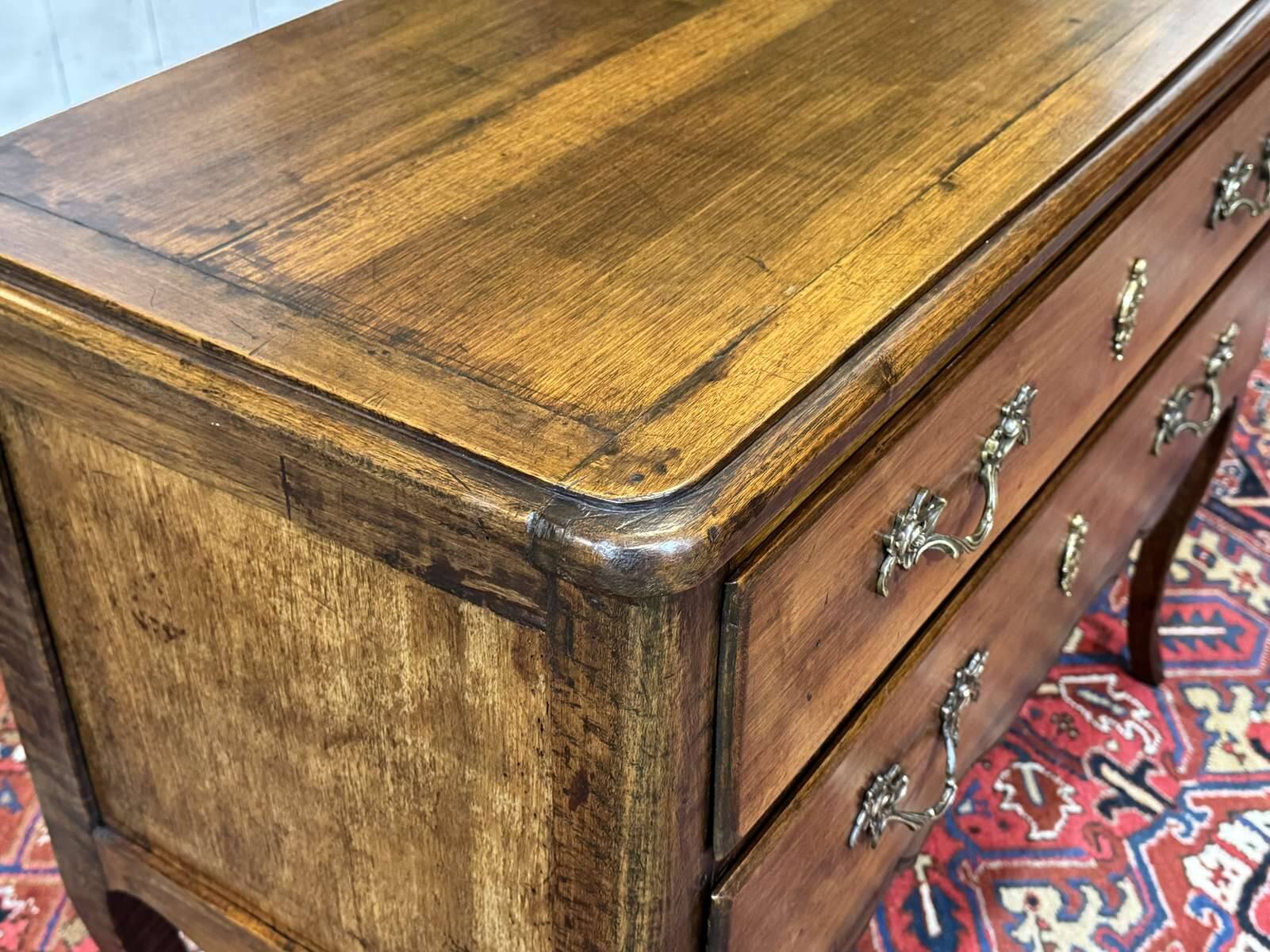 Commode 2 tiroirs de style Louis XV fin XIXème en noyer et peuplier