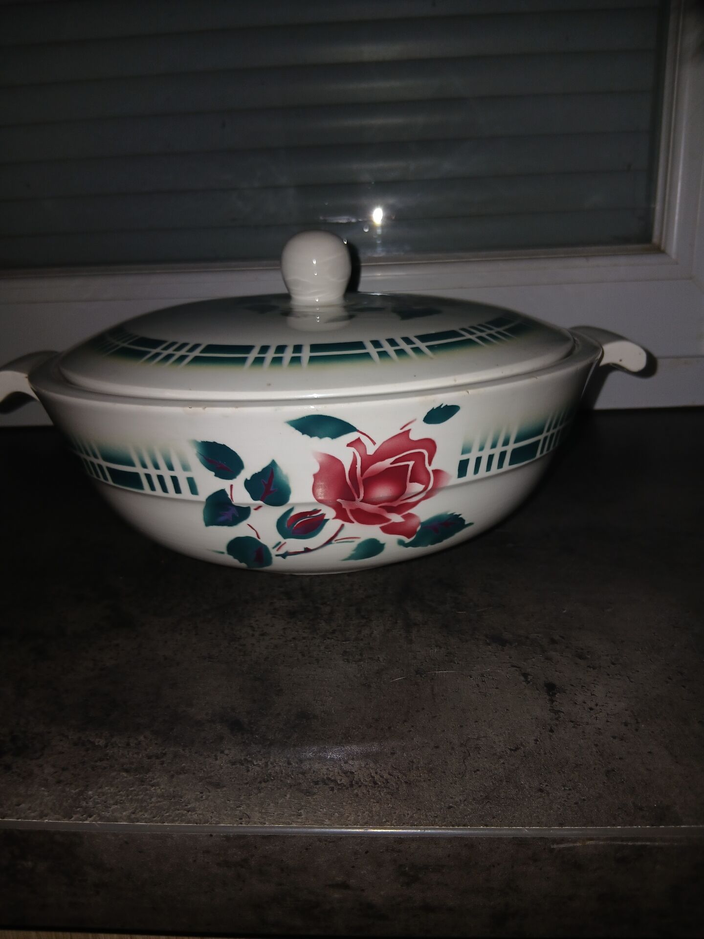Soup tureen