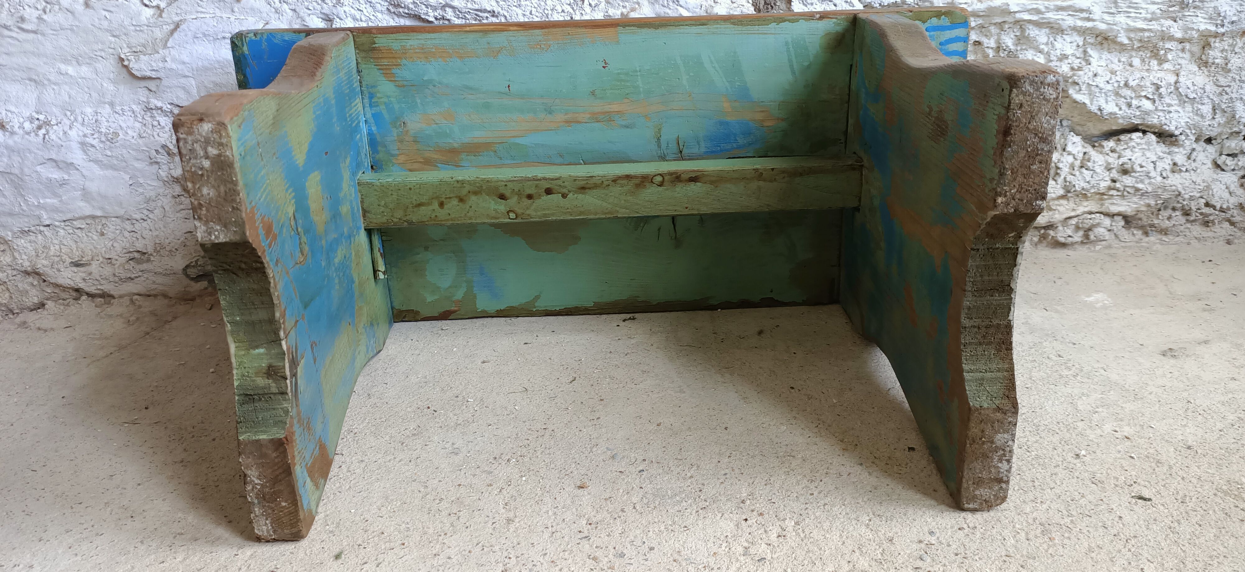 Banc repose-pieds patiné