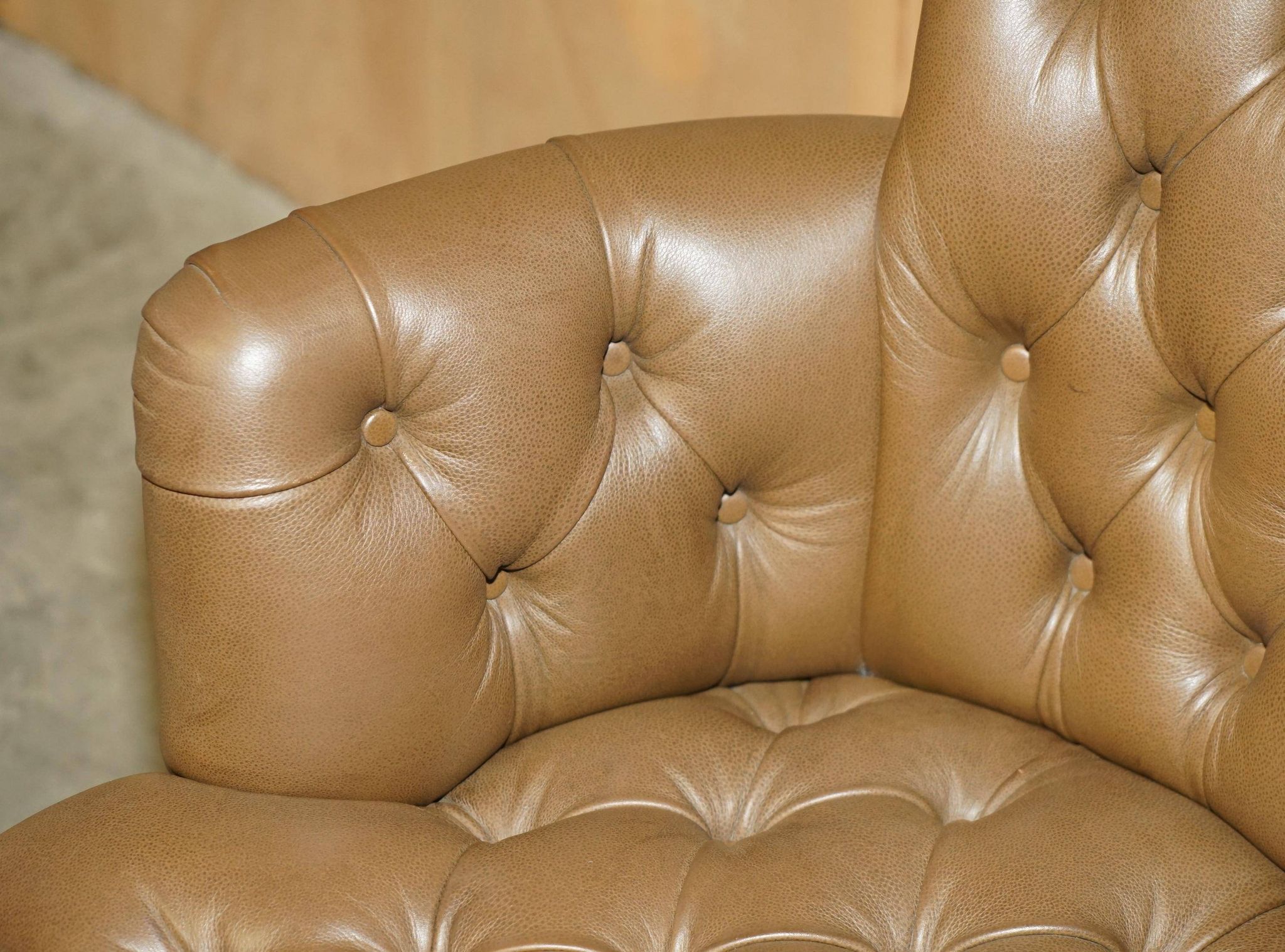 Fauteuil de bureau Chesterfield capitonné cuir George Smith