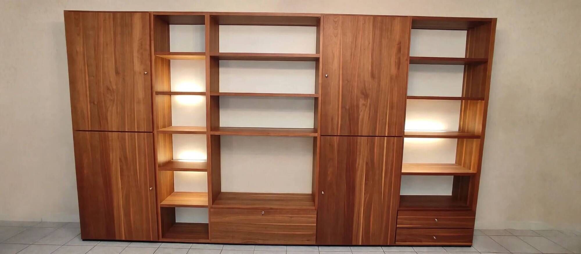 HÜLSTA MEGA-DESIGN Library 379cm - 5 columns Walnut & White Lacquer + contactless neon lighting
