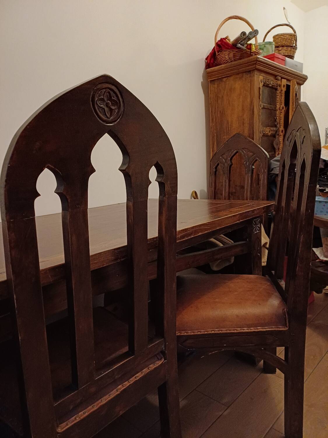 Table à manger hayrake style art nouveau et six chaises assises cuir d