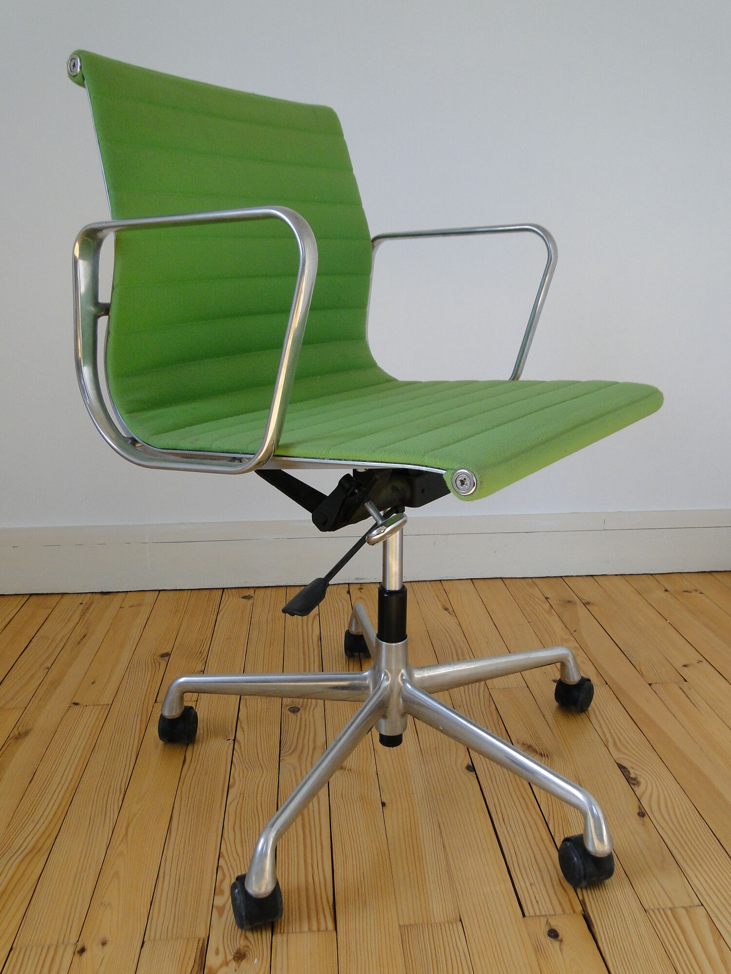 Charles Ray Eames EA 117 Office Chair Armchair in Green and Chrome Vitra