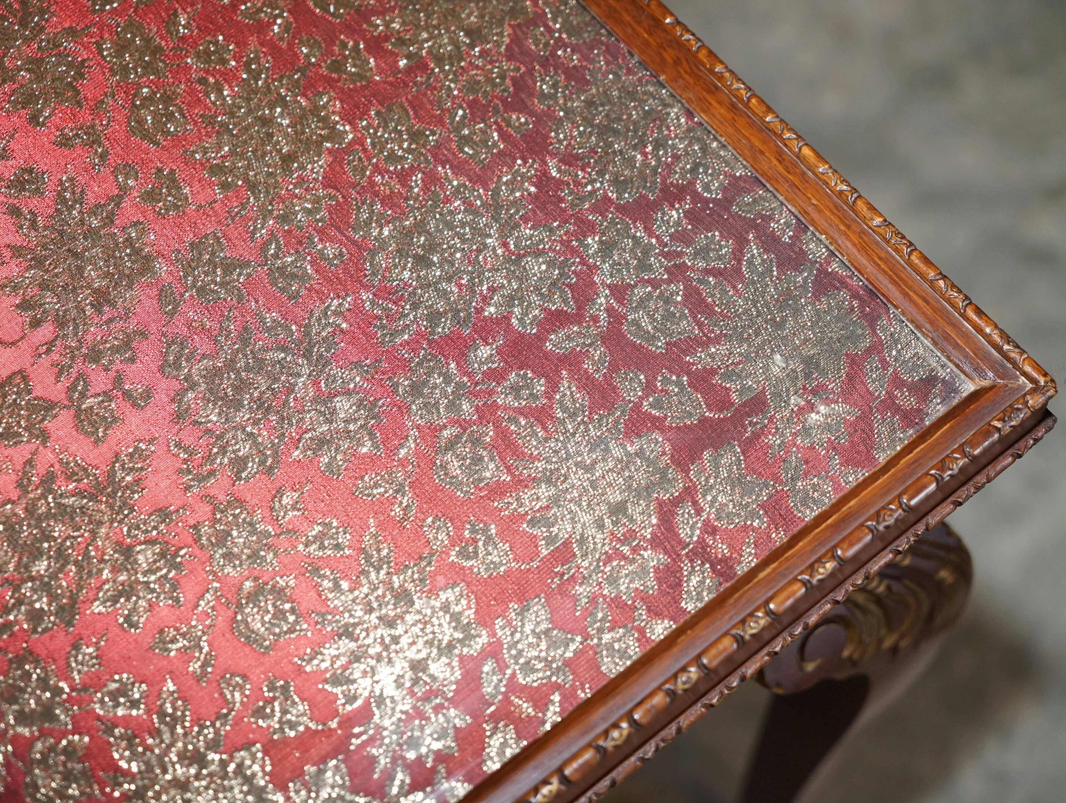 Table d'écriture vintage en bois dur avec dessus en verre brodé de soie
