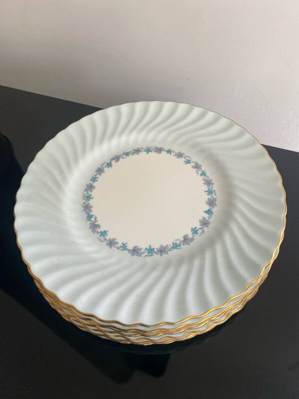 7 assiettes en porcelaine de Chine Minton
