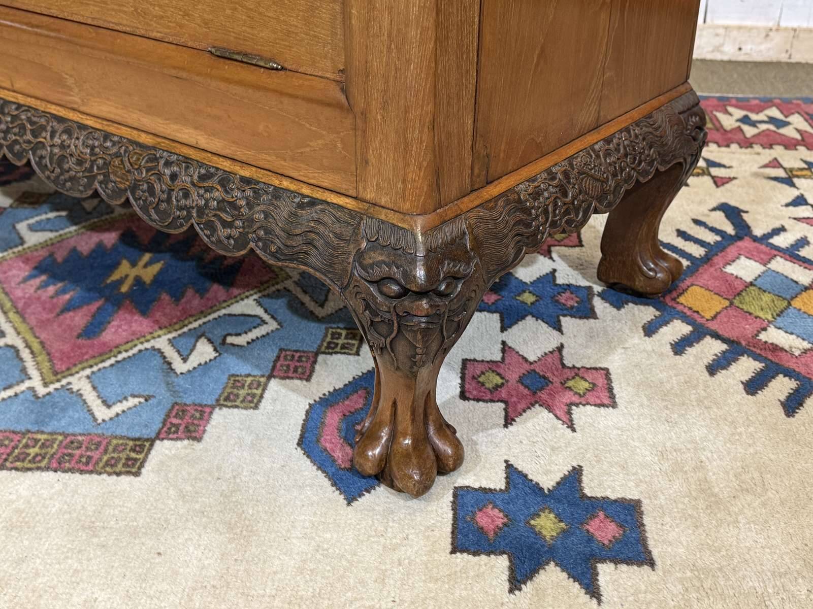 Chinese bar in richly carved teak, work from the 1980s.
