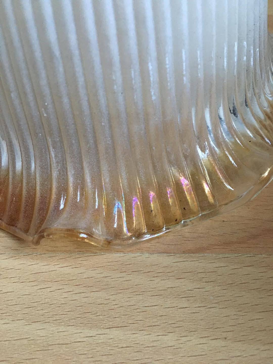 1 ancienne tulipe à collerette en verre, bordure ambrée