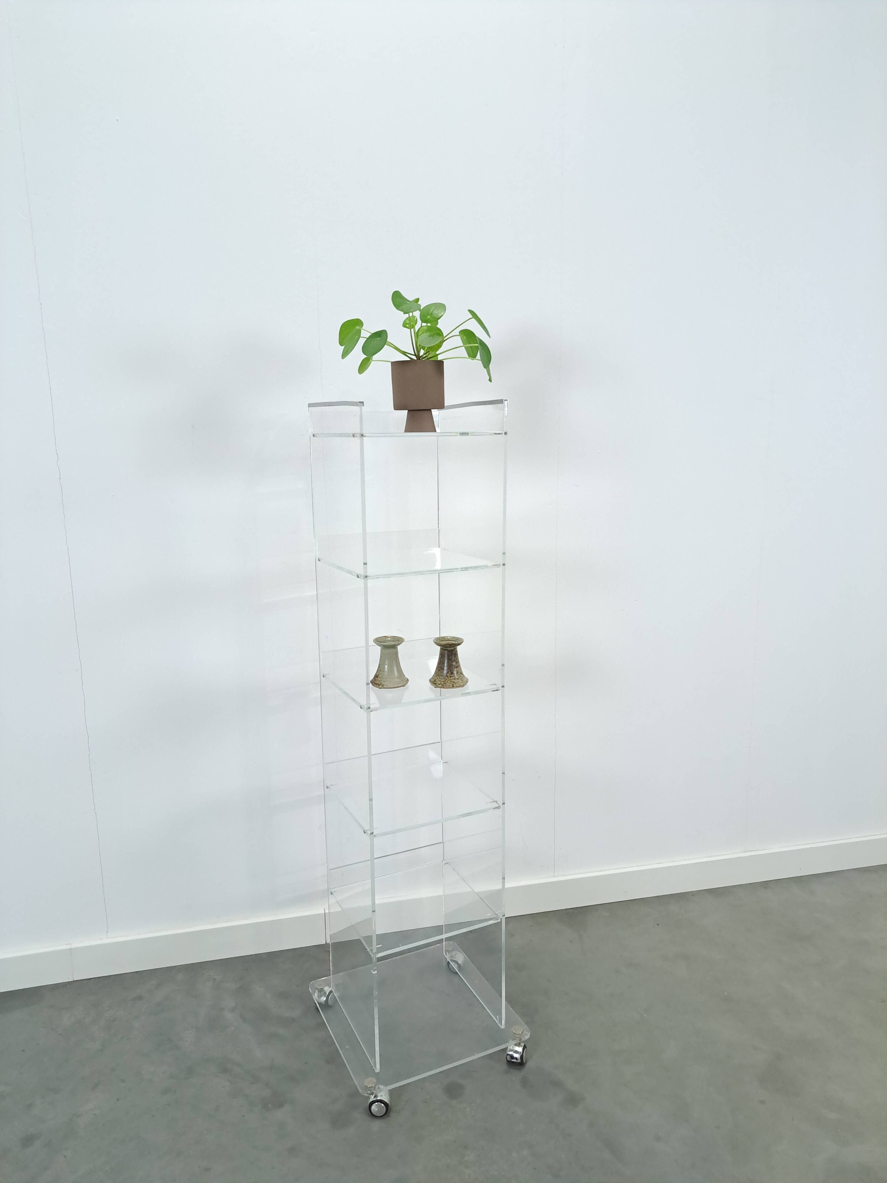 Armoire de rangement en plexiglas sur roulettes