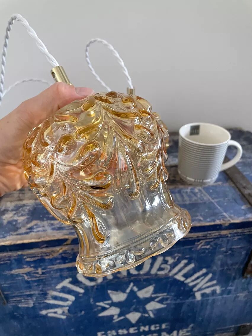 Set of two suspensions in gilded chiseled glass