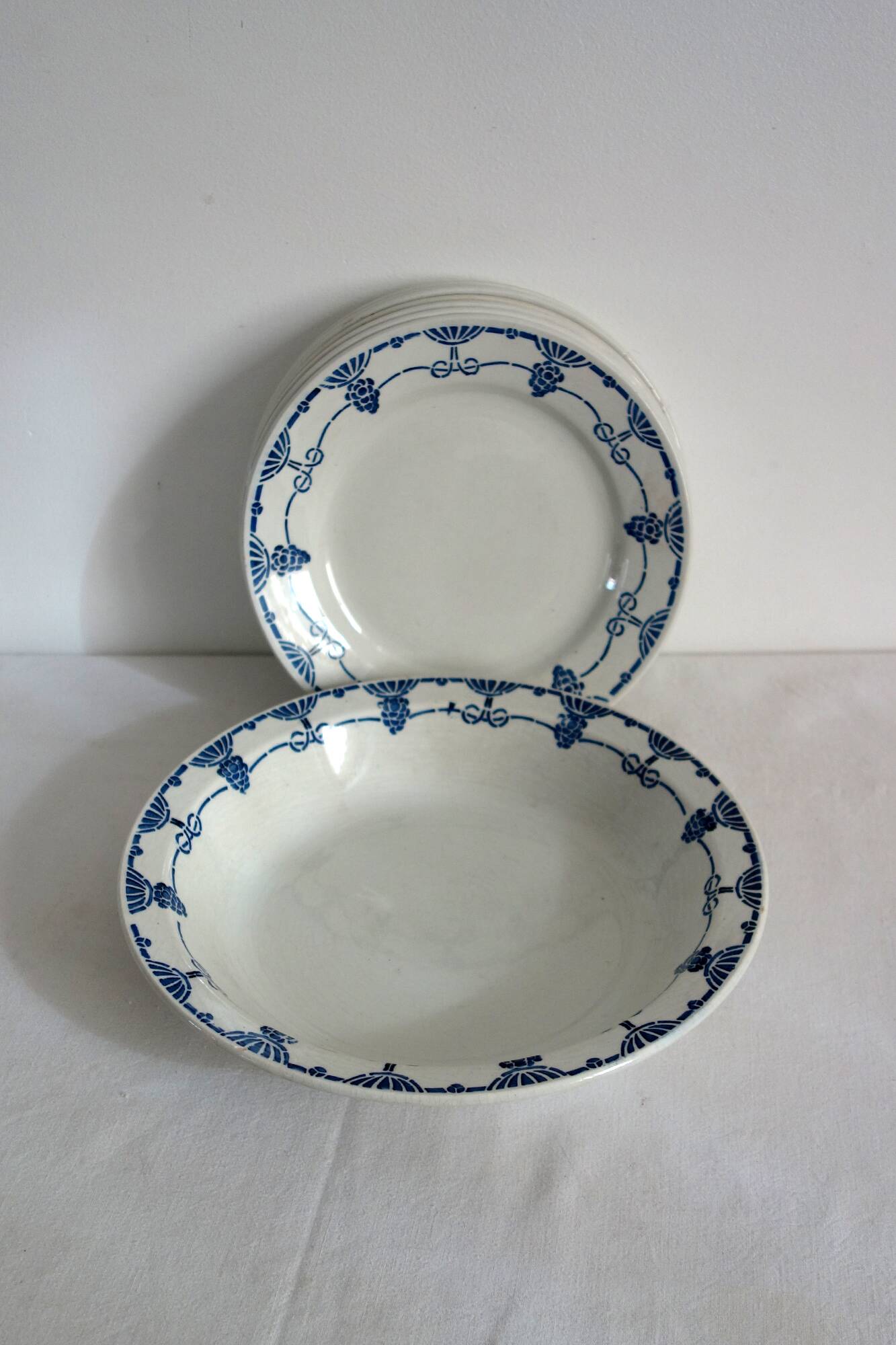 8 dinner plates with vintage Louvois model Nouvelles Galeries dish