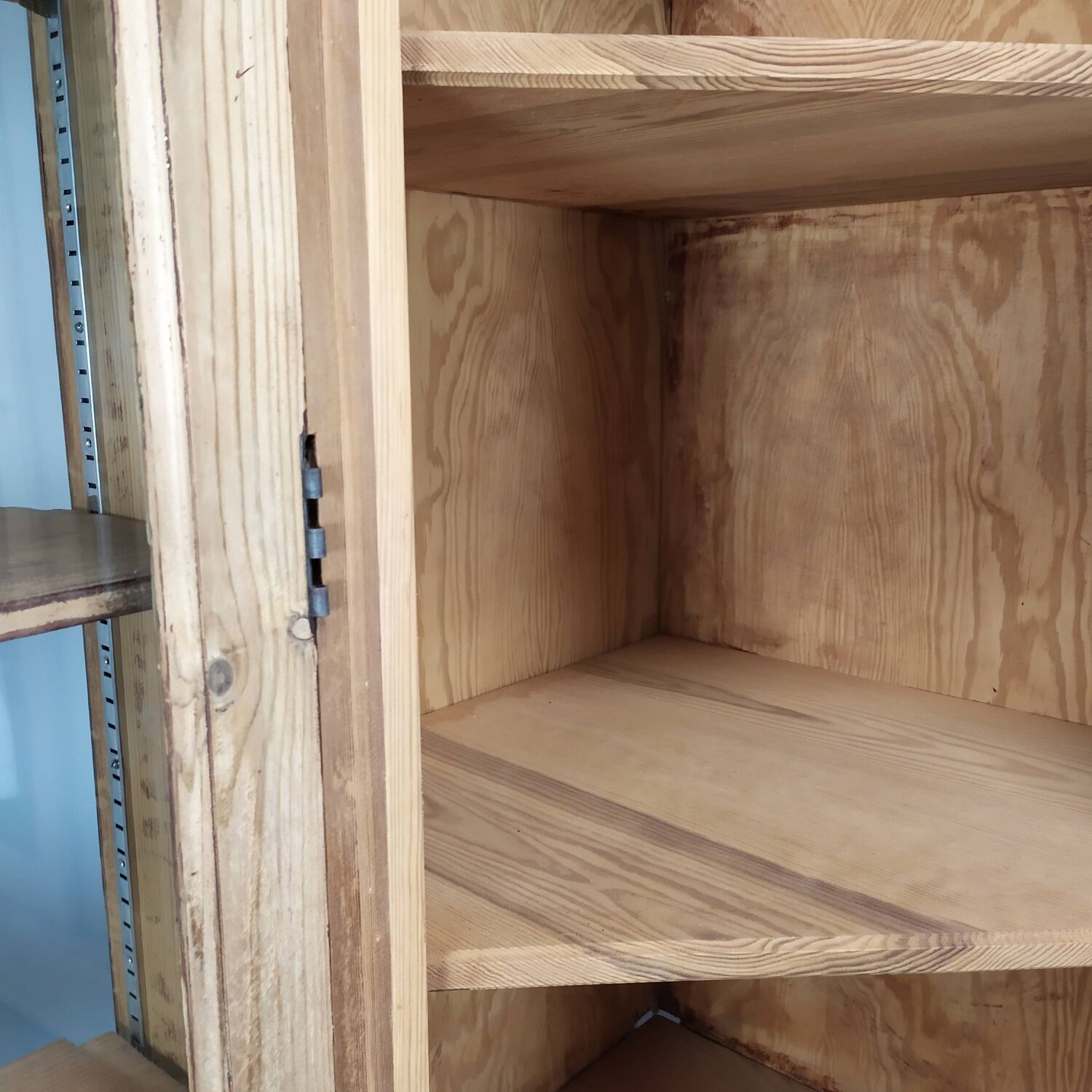 Bistro corner bookcase