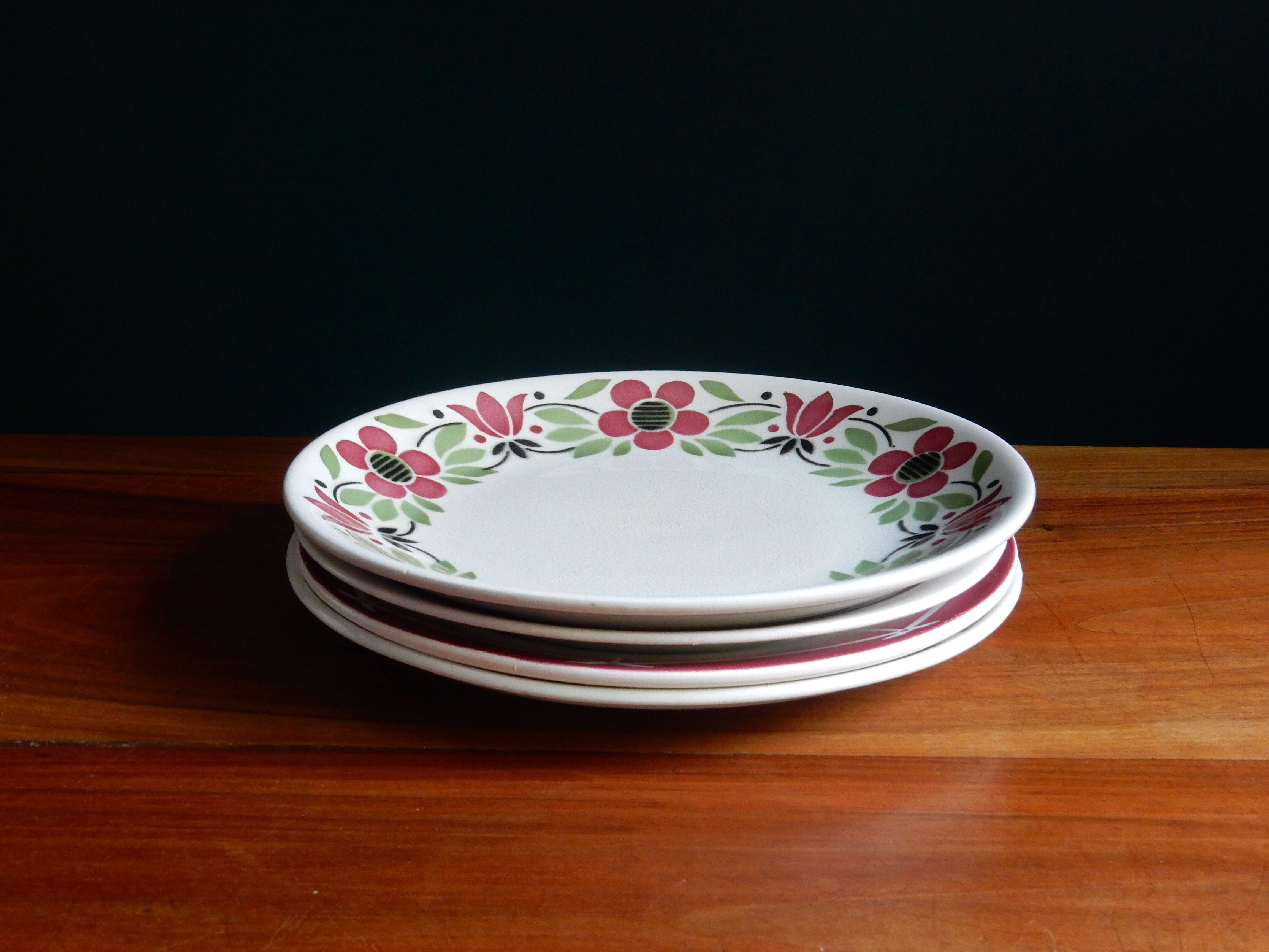 4 flat plates mismatched green and red