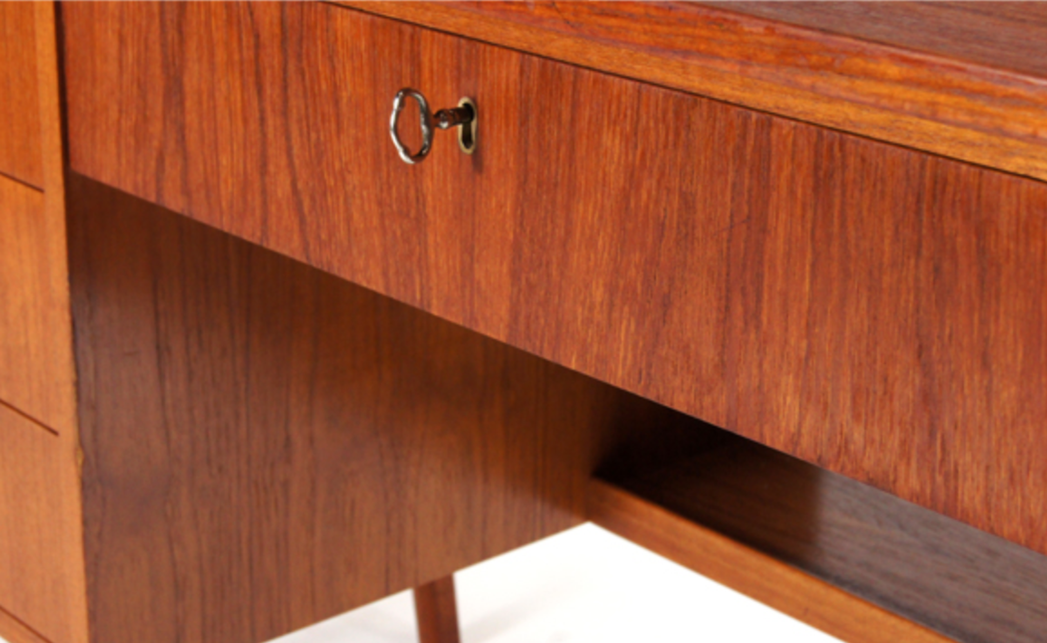 Simple pedestal pedestal desk in vintage danish retro teak from the 60s/70s