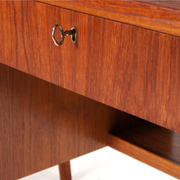 Simple pedestal pedestal desk in vintage danish retro teak from the 60s/70s